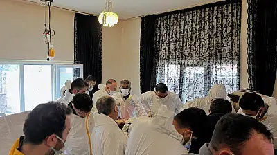 Kayseri'de oldu! Hastayı evden özel kıyafetli maskeli görevliler böyle çıkardı