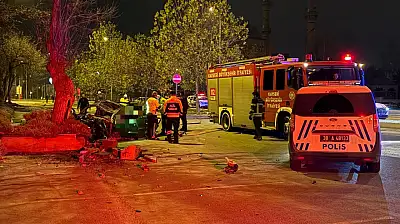 Kayseri'de otomobil ağaca çarparak durabildi! Genç sürücü hayatını kaybetti