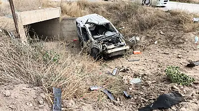 Kayseri'de trafik levhalarına çarpan araç dereye devrildi