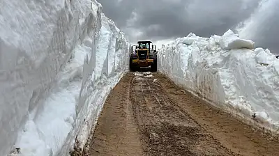 Kayseri'de yazın başında kış görüntüsü! Karlar iş makinesini aştı