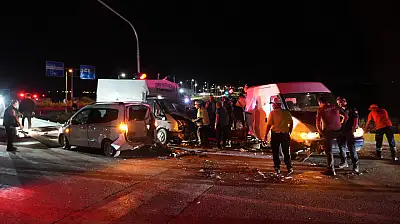 Kayseri-Niğde yolunda can pazarı! 3 araç birbirine girdi