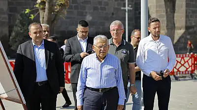 Kayseri'nin kalbinde büyük değişim: Cumhuriyet Meydanı'nda inceleme
