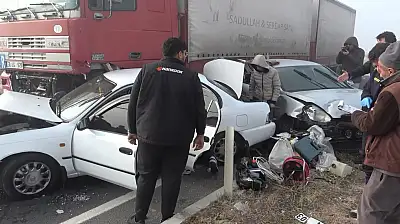 Kayseri plakalı tır yolu birbirine kattı