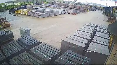 Kayseri'yi sel vurdu! İşletmeyi su bastı