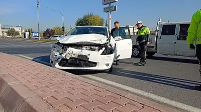 Kocasinan'da ortalık savaş alanına döndü: 5 araç birbirine girdi