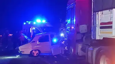 Otomobil tırların arasında kaldı