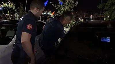 Otoparkta gergin anlar! 10 aylık bebek araçta mahsur kaldı