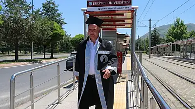 Tramvay durağından üniversiteye uzanan yolculuk