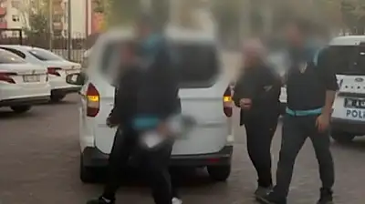 Tramvayda hayasızca hareket edenler yakalandı!