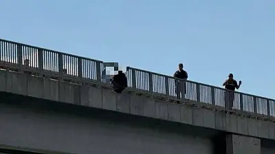 Viyadükte yürekleri ağza getiren olay! Kızılırmak'a atlamak istedi, Kaymakam vazgeçirdi