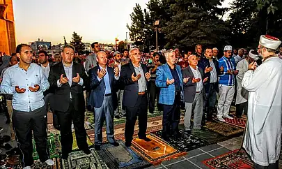 AK Partili Elitaş, yıllar önce Kayseri'de çekilen bu fotoğrafla mesaj verdi: Uyanık olacağız!