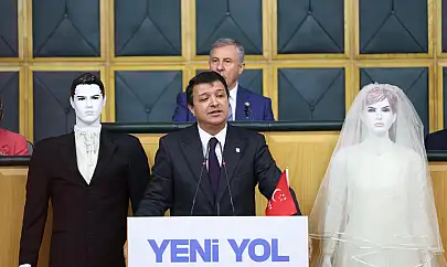 Arıkan kürsüye neden damatlık ve gelinlikle çıktı?