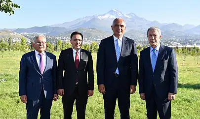 Bakan hatıra fotoğrafı çektirdi: Başkan paylaşırken bakın hangi ayrıntıya dikkat çekti!