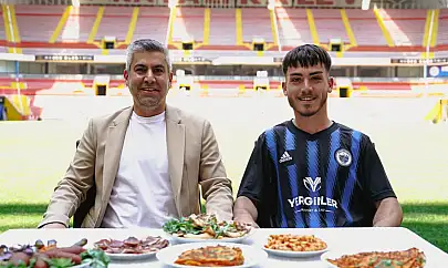 Bu da oldu! Kayseri'de yeni transfer için sahaya sofra kurdular, pastırmalı, mantılı, yağlamalı transfer duyurusu