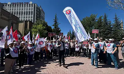 Çalışanlar, 'Şimşek şaşırma, sabrımızı taşırma' diyerek iş bıraktı