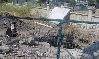 Foseptik çukurunda can pazarı: Genç işçi taşın altında kaldı