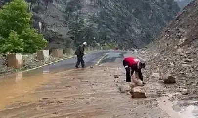 Kayseri'de heyelan! Araçlar mahsur kaldı