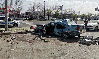 Kayseri'de korkutan kaza! Otomobil hurdaya döndü