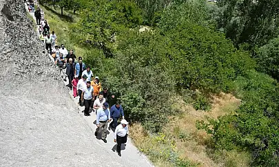 Kayseri'de Vali ve Başkan önde kalabalık arkasında nereye gidiyorlar?