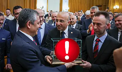 Kayseri hediyesi CHP Lideri Özgür Özel'i mutlu etti! Özel hediyeyi meraklı gözlerle inceledi