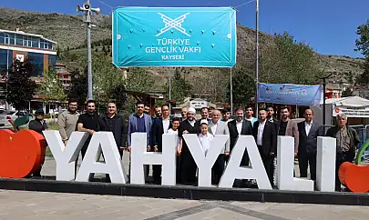 Türkiye'de tartışılan isim Kayseri'de sohbete katıldı, ilçeyi gezdi! Sohbet için 3 ilden ve ilçelerden ücretsiz servis kaldırıldı
