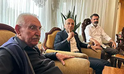 Ünlü ismin amcası ve aynı zamanda kurucu Başkan uzun zaman sonra Kayseri'de objektiflere böyle takıldı