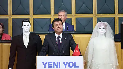 Arıkan kürsüye neden damatlık ve gelinlikle çıktı?