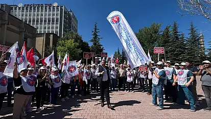 Çalışanlar, 'Şimşek şaşırma, sabrımızı taşırma' diyerek iş bıraktı