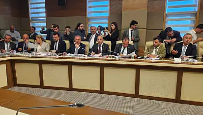 CHP'li vekil duyurdu: Yine oraların peşindeler! Şirket temsilcileri içeride, halk dışarıda!