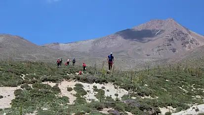 Ekipler Erciyes'te mahsur kalan 2 kişiyi arıyor