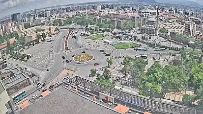 Kayseri'de binlerce kişinin akın ettiği yerde şimdi in cin top oynuyor!