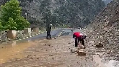 Kayseri'de heyelan! Araçlar mahsur kaldı