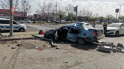 Kayseri'de korkutan kaza! Otomobil hurdaya döndü