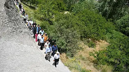 Kayseri'de Vali ve Başkan önde kalabalık arkasında nereye gidiyorlar?