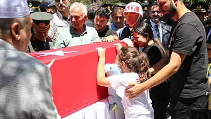 Kayserili şehidin cenazesinde yürek burkan görüntü