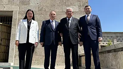 MHP'li Ersoy, bu kez de partisinin ağır toplarıyla poz verdi