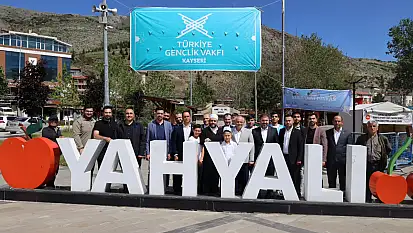 Türkiye'de tartışılan isim Kayseri'de sohbete katıldı, ilçeyi gezdi! Sohbet için 3 ilden ve ilçelerden ücretsiz servis kaldırıldı