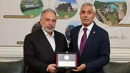Dadaloğlu Derneği, Başkan Yalçın'a plaket verdi