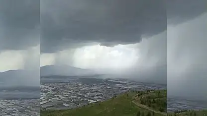 Serbest bölgeyi sel bastı, yağmur bulutu gökten böyle indi