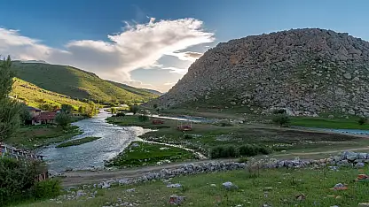 Dağdan fışkıran su kaynağı ile ilgili gerçek ne?