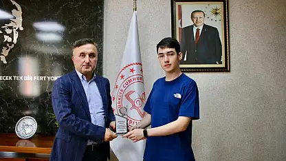 YKS'de Türkiye 6'ncısı olan Kayserili öğrenciye plaket