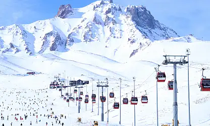 Erciyes'te güneşli havada kayak keyfi! Dolup taştı