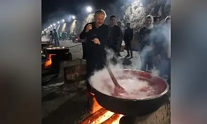 Kayseri'de salça mesaisi! Kazanın başında bu kez Başkan vardı