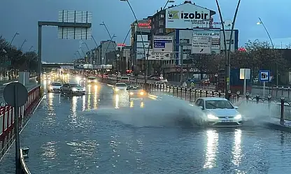 Kayseri'de yağış sonrası trafik felç oldu! CHP'den 'sünger şehir' önerisi