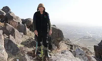 Kayseri'nin 'Ağaç Dede'si binlerce fidanı toprakla buluşturuyor