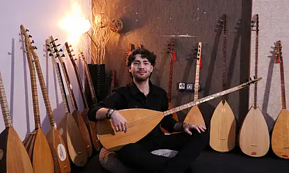 Oyuncak sazla başladı, evinde kayıt stüdyosu kurdu