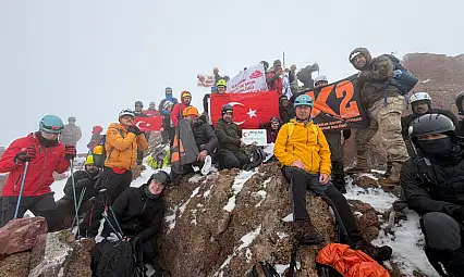 105 dağcı zafer için Erciyes'in zirvesine tırmandı!