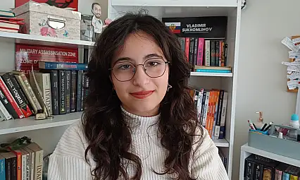 11 yaşında yazmaya başladı, 17'sinde ilk romanını tamamladı