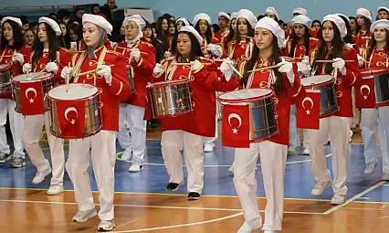 29 Ekim coşkusu öğrencilerin gösterileriyle renklendi