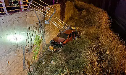 5 metrelik kanala uçtu, merdivenle tırmanıp çıktı